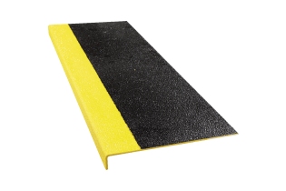STEPING Противоскользящая пластина с углом из стеклопластика крупность (размер) абразива 46 Grit ширина 230 мм высота 30 мм длина 0,6 м цвет черный с желтым кантом