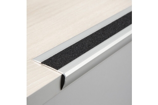 Алюминиевый профиль с противоскользящей лентой STEPING для края ступени ширина 50 мм высота 25 мм длина 1м цвет черный